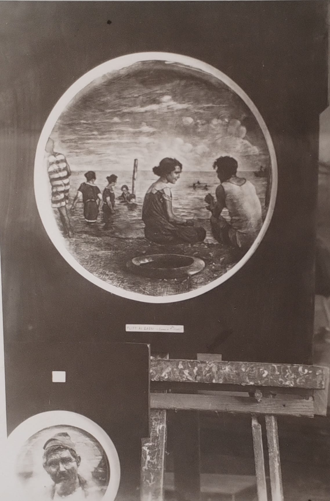Tutti ai bagni - Fotografia dello studio di Francesco Cristini. Sul cavalletto il dipinto Tutti ai bagni, in basso volto di pescatore