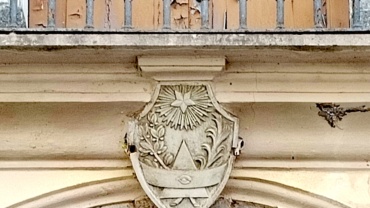 Stemma inciso su pietra di Francesco Cristini, palazzo Provenzano in corso Mazzini , Catanzaro