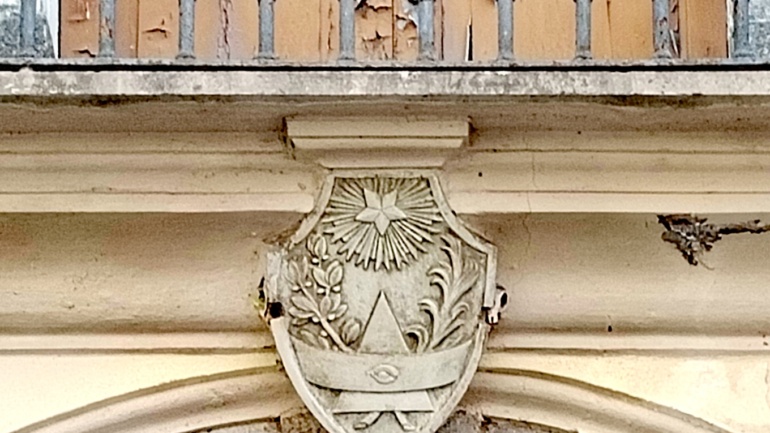 Stemma inciso su pietra di Francesco Cristini, palazzo Provenzano in corso Mazzini , Catanzaro