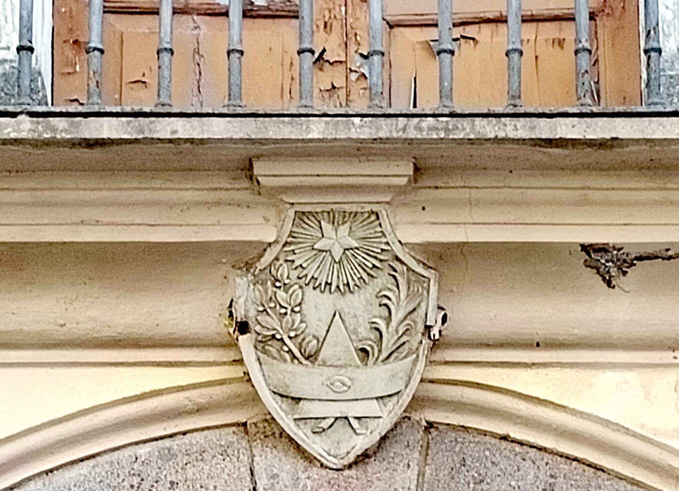 Stemma inciso su pietra di Francesco Cristini, palazzo Provenzano in corso Mazzini , Catanzaro