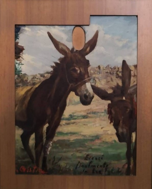 Francesco Cristini "Eccoci finalmente in tre" non è un semplice quadro con due asini: il meccanismo si completa solo con chi guarda. I due asini sono sulla tela, ma il terzo compare davanti al quadro, cioè l'osservatore.