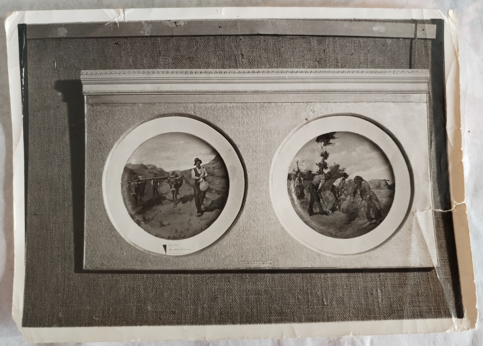 Fotografia storica dell'Archivio Cristini. Le opere Lavoro nei campi, oggi di proprietà del comune di CZ, sono documentate durante una mostra precedente alla loro acquisizione. Fotografia storica dell'Archivio Cristini. Le opere Lavoro nei campi, oggi di proprietà del comune di CZ, sono documentate durante una mostra precedente alla loro acquisizione.