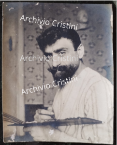 Fotografia inedita del pittore Garibaldi Gariani nel suo studio con la tavolozza in mano, scattata da Francesco Cristini.